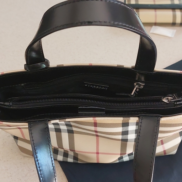 Authentic Burberry small tote and wallet comes with dust bag - Picture 3 of 16